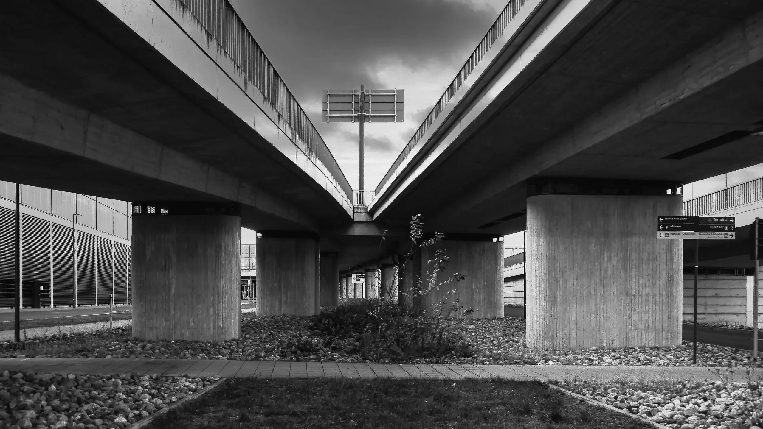 Blick unter die Brücken der Terminalauffahrt am BER