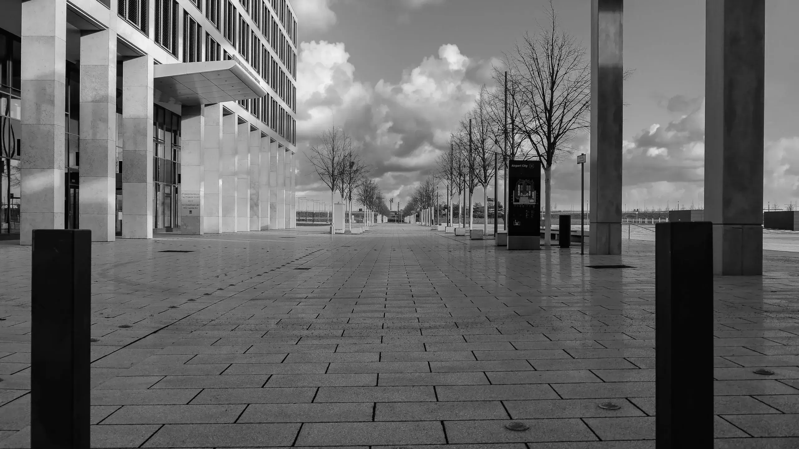 Blick zum Flughafenvorplatz am BER