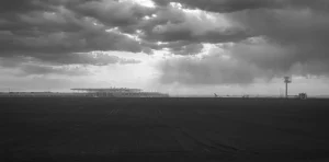 Das Flughafenterminal und Flugzeuge am BER mit dramatischen Himmel