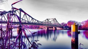 Die Gleinicker Brücke in Langzeitbelichtung mit Falschfarben