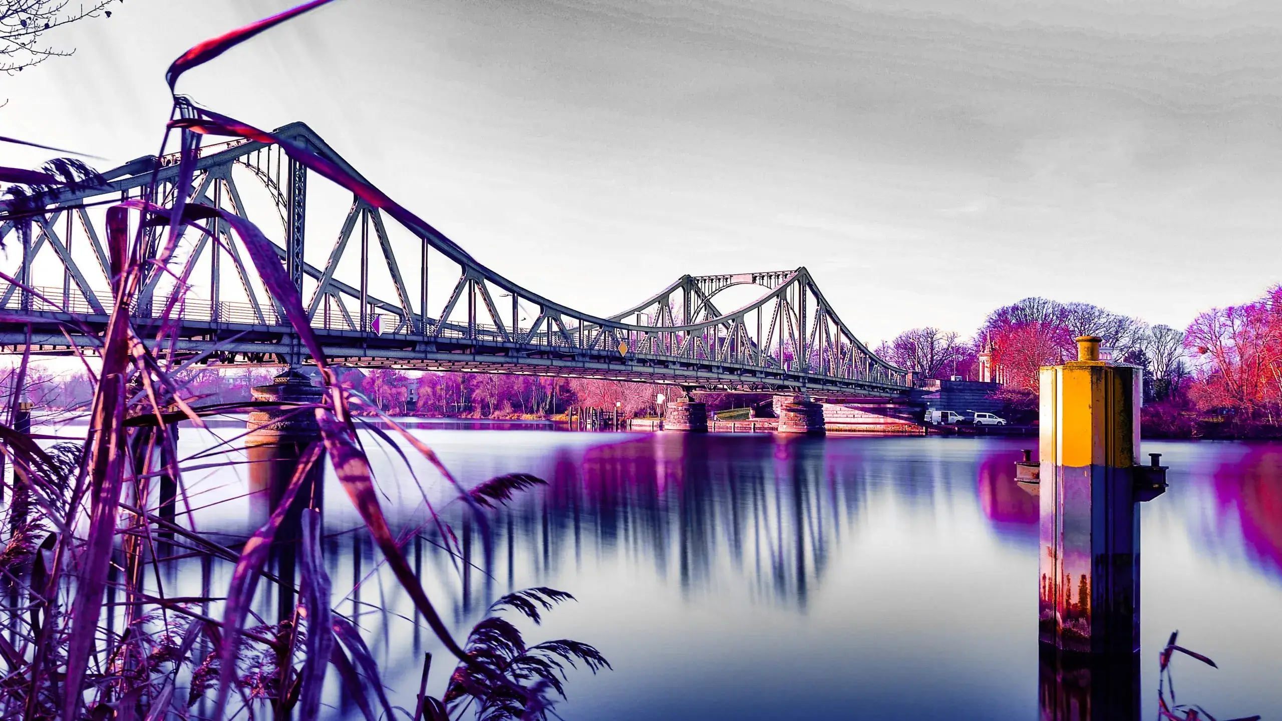 Die Gleinicker Brücke in Langzeitbelichtung mit Falschfarben