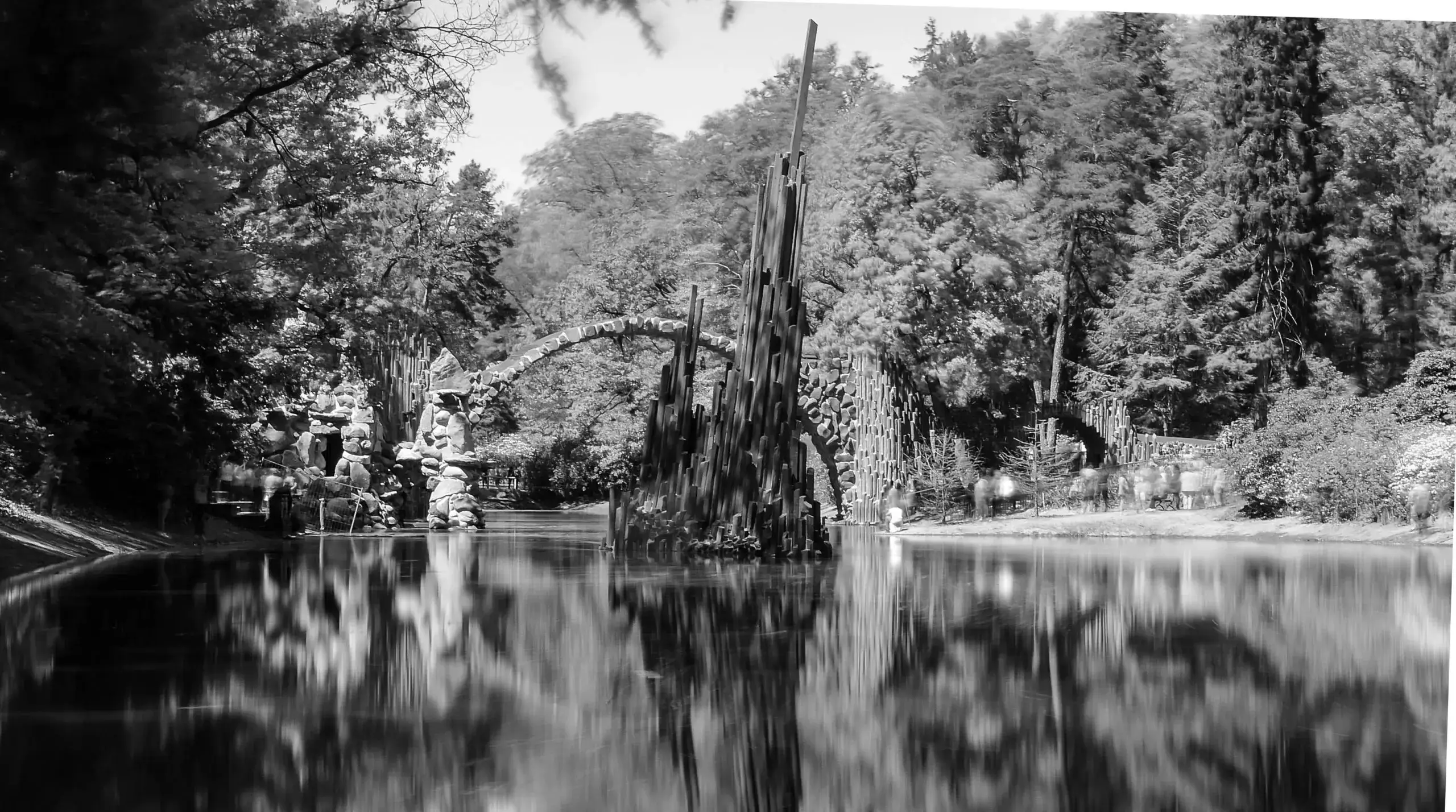 Die Teufelsstele im Rakotzsee mit der Rakotzbrücke in Kromlau
