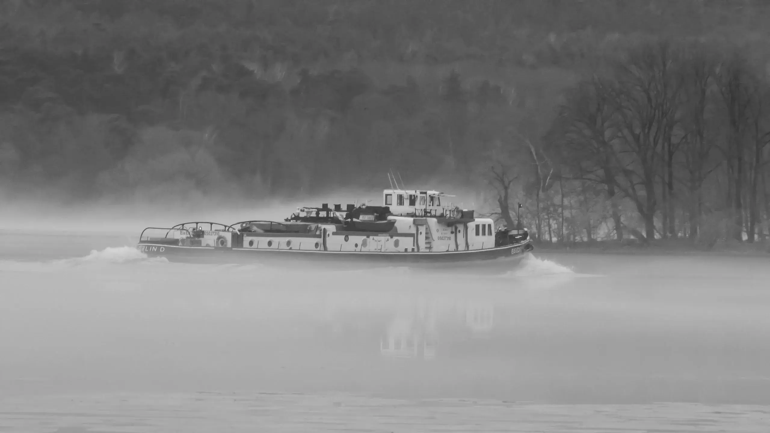 Ein Eisbrecher am Wannsee im Winter im Morgennebel