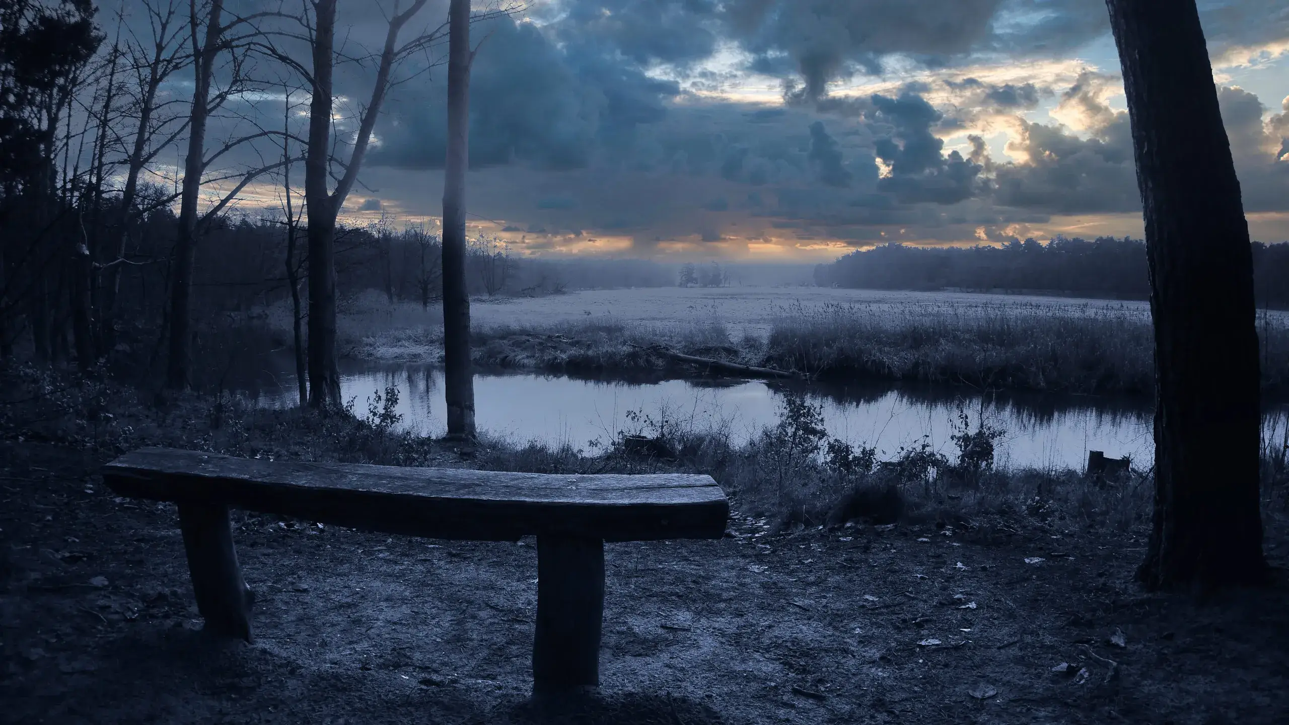 Ein dramatischer Sonnenaufgang über einer winterlichen Flussbiegung