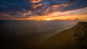 Ein dramatischer Sonnneaufganeg in orangen Farben am Ostseestrand