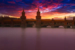 Ein dramatischer Sonnenaufgang über der Oberbaumbrücke in Berlin Kreuzberg