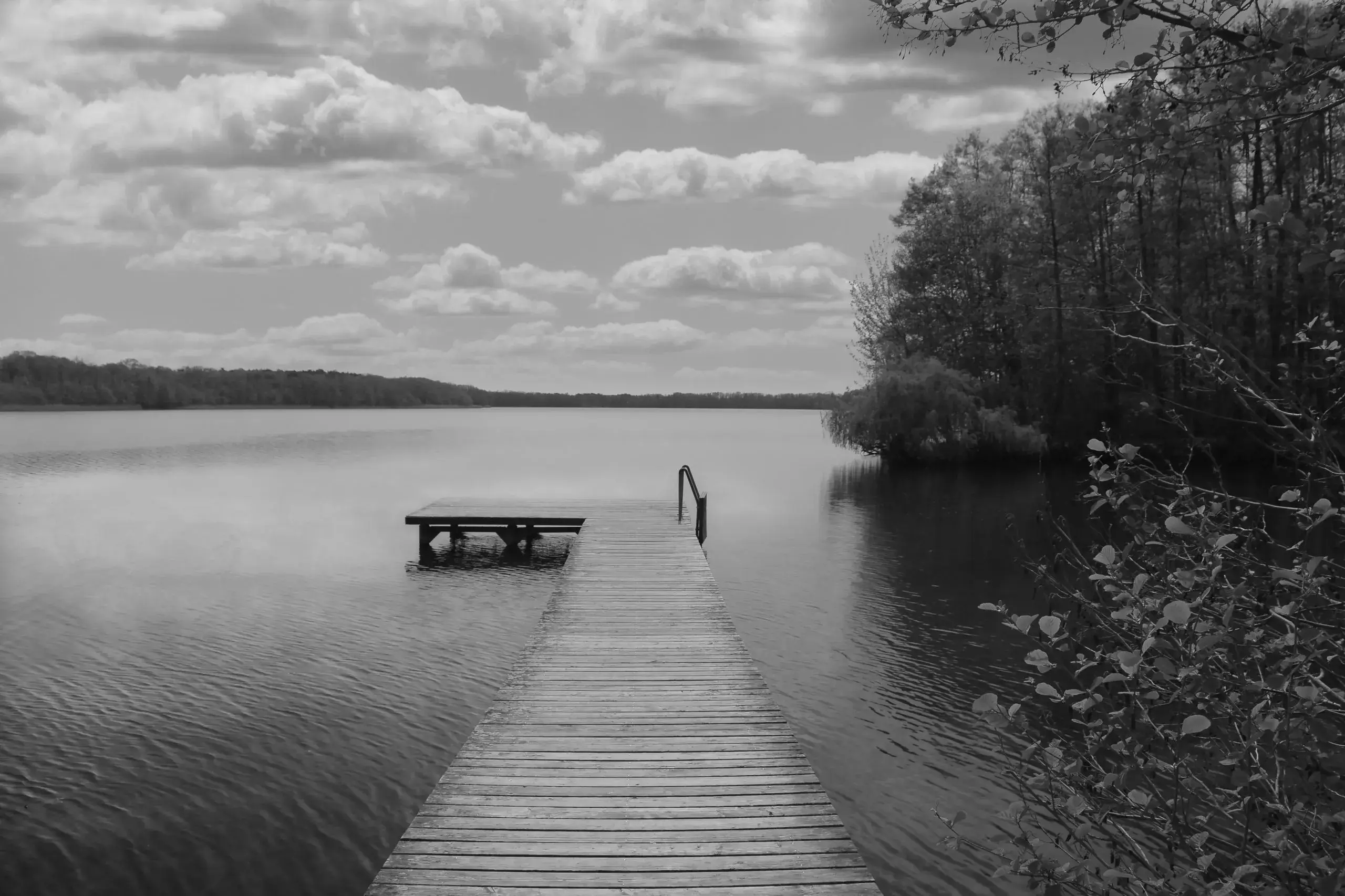 Ein einsamer Steg an einem See