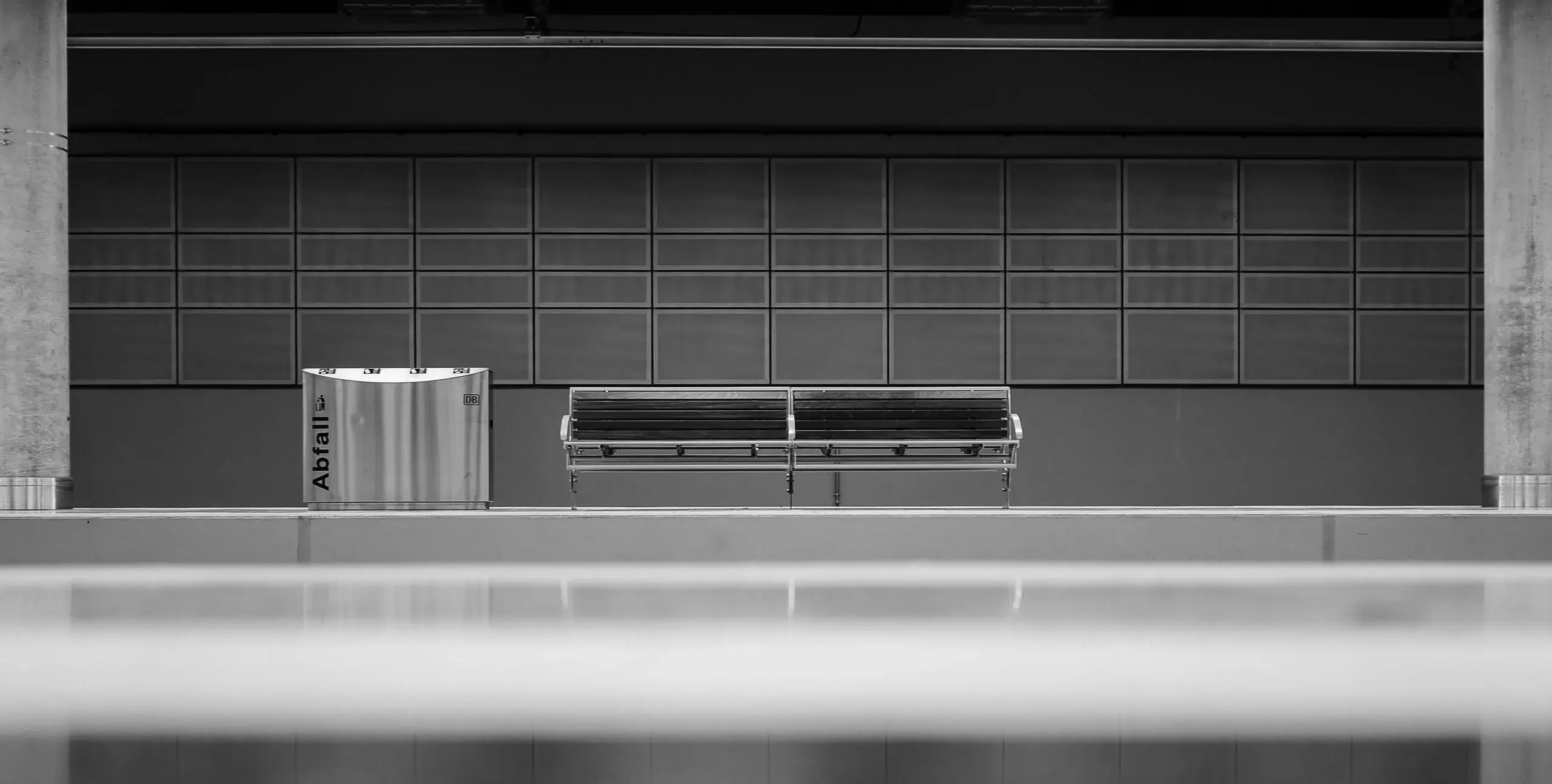 Eine einsame Bank im S-Bahnhof am Flughafen BER