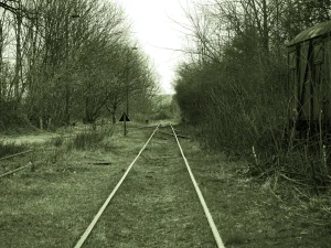 Einsame Gleise an einem verlassenen Bahnhof