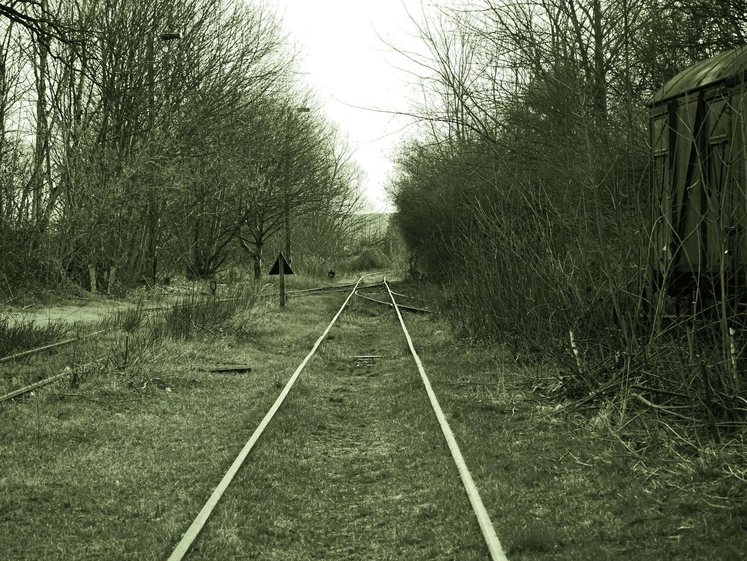 Einsame Gleise an einem verlassenen Bahnhof