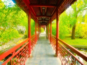 Gang zur Pagode im Chinagarten in Berlin