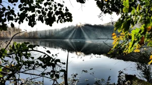 Teufelssee mit Sonnenstrahlen in den Müggelbergen in Berlin