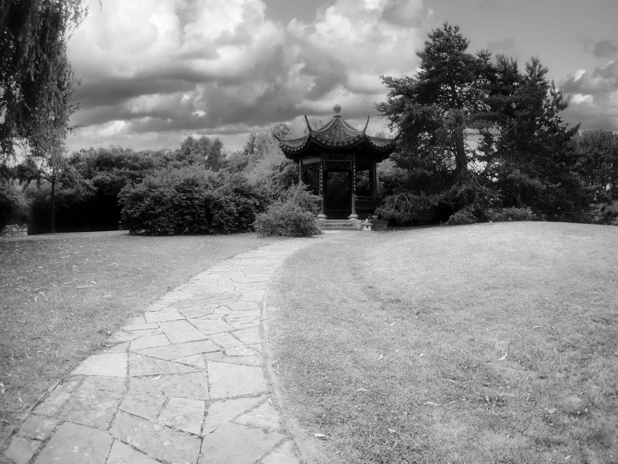 Weg zu einer Pagode im Chinagarten Berlin