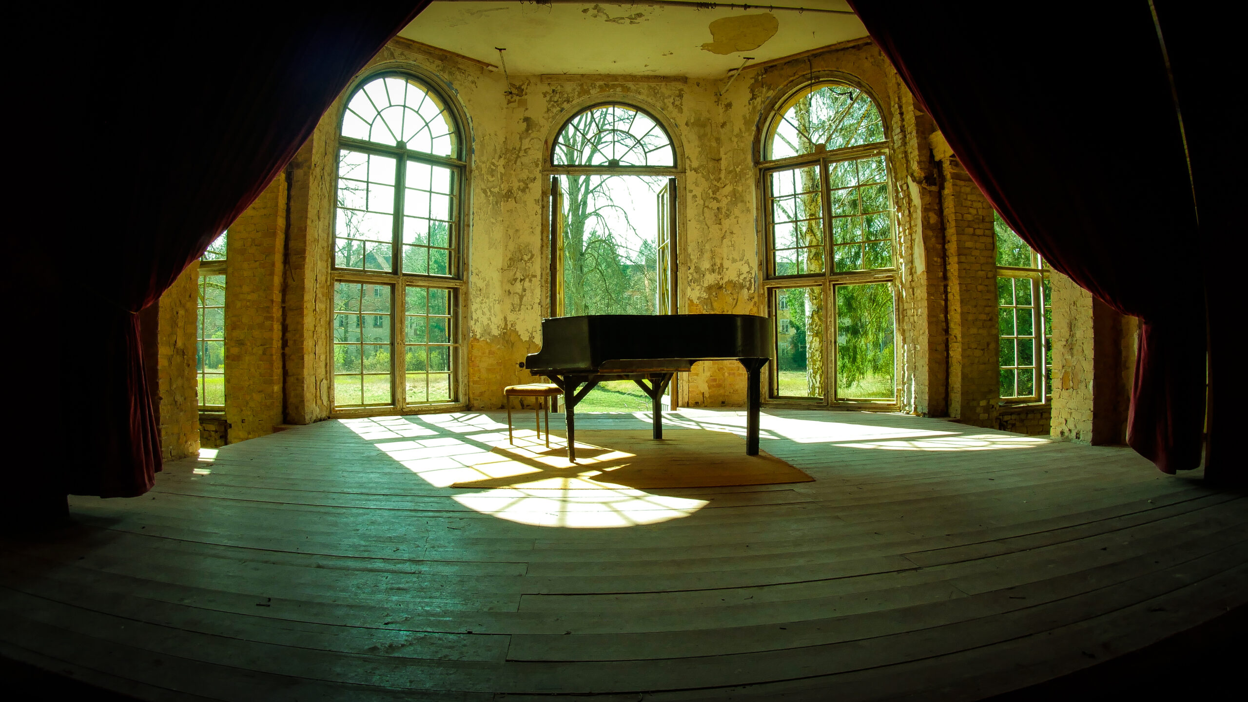 Die Heilstätten Grabowsee sind ein faszinierender Lost Place mit einer bewegten Geschichte. Versteckt im Wald bieten die verfallenen Gebäude beeindruckende Fotomotive und eine einzigartige Atmosphäre.