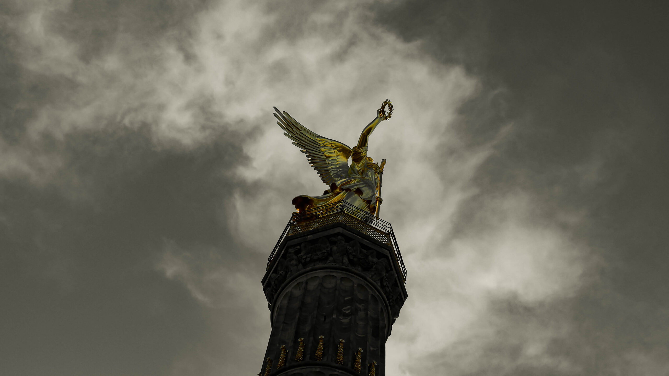 Entdecken Sie die Siegessäule, ein ikonisches Wahrzeichen Berlins. Von ihrer historischen Bedeutung bis zu ihrer beeindruckenden Architektur – erfahren Sie alles über dieses Monument.