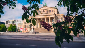 Entdecken Sie den Gendarmenmarkt, Berlins schönsten Platz, und seine ikonischen Bauwerke: den Deutschen und Französischen Dom sowie das Konzerthaus. Ein Ort voller Geschichte und Eleganz.