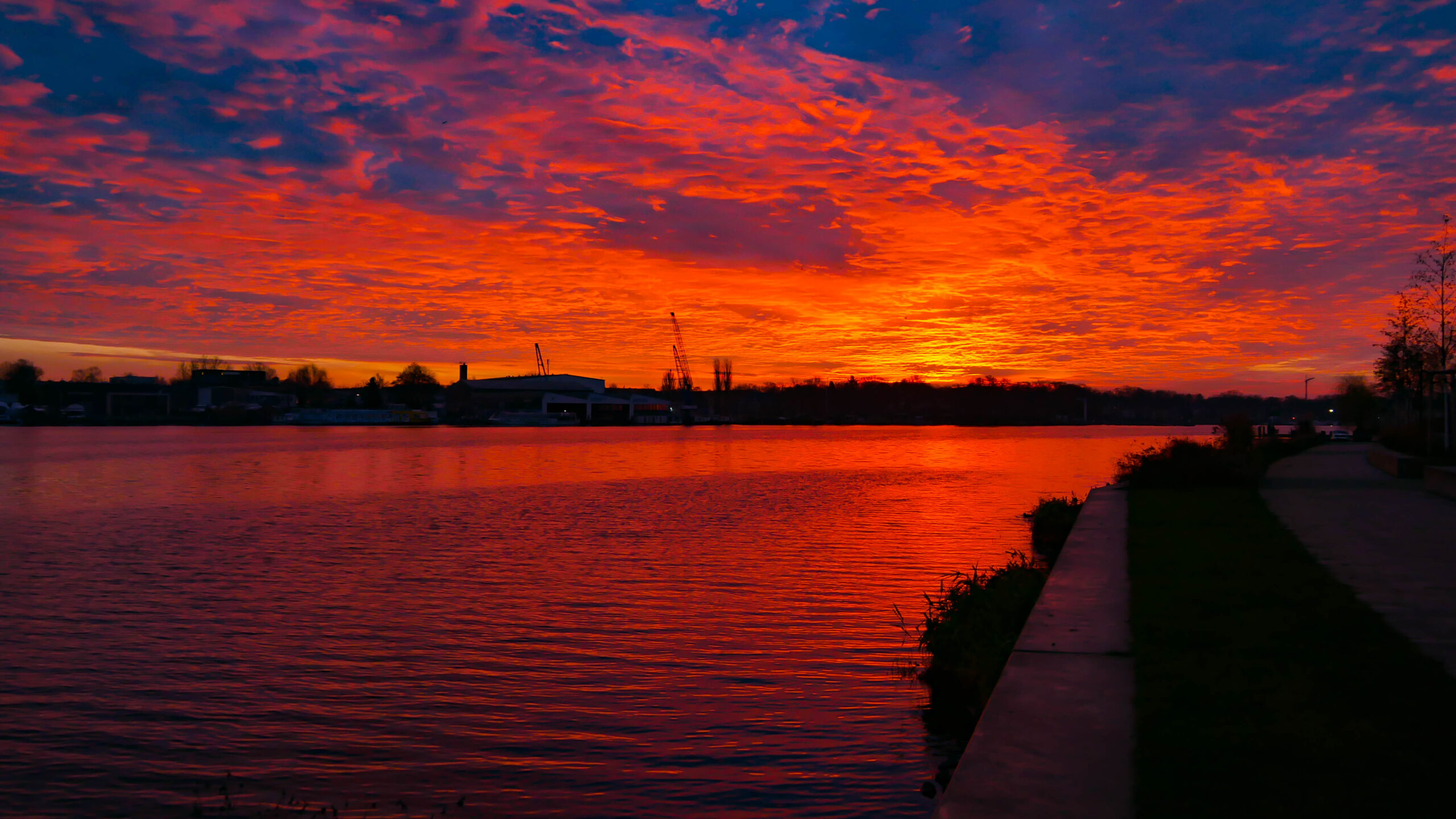 Erleben Sie die Magie dramatischer Sonnenaufgänge, wenn die Welt in spektakuläre Farben getaucht wird. Ein inspirierender Beitrag über die Schönheit und Symbolik des Morgens.