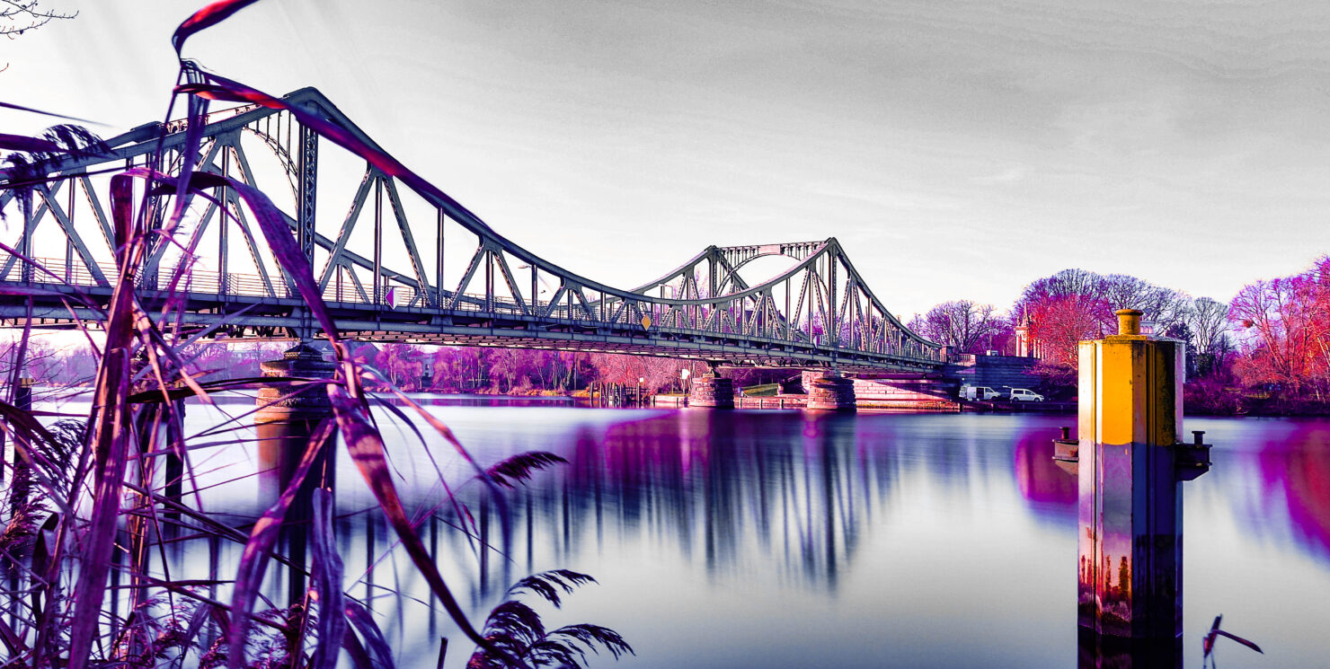 Die Glienicker Brücke und Schloss Nikolskoe: Orte voller Geschichte und Poesie
