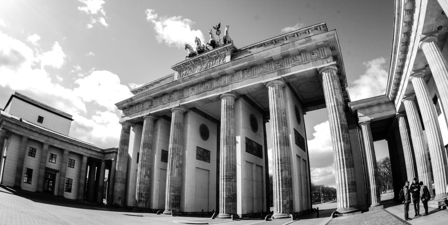 Reichstag und Brandenburger Tor: Symbole für Deutschlands Vergangenheit und Zukunft