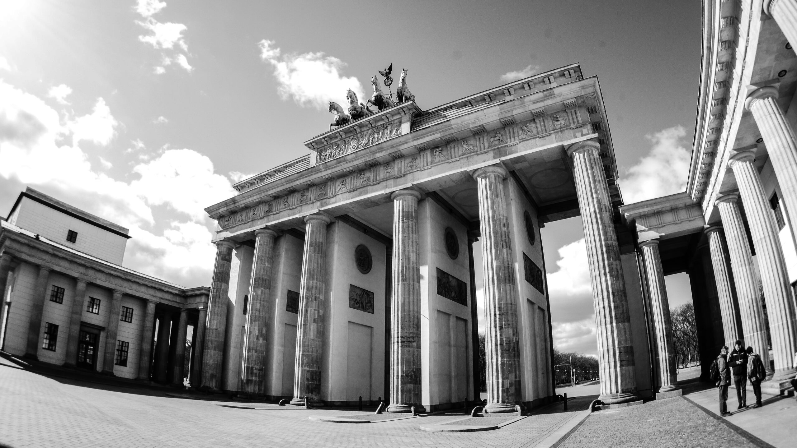 Eine Reise durch Berlins bedeutendste Wahrzeichen: Das Brandenburger Tor als Symbol der Freiheit und der Reichstag als Sitz der Demokratie. Entdecken Sie ihre faszinierende Geschichte und Bedeutung.