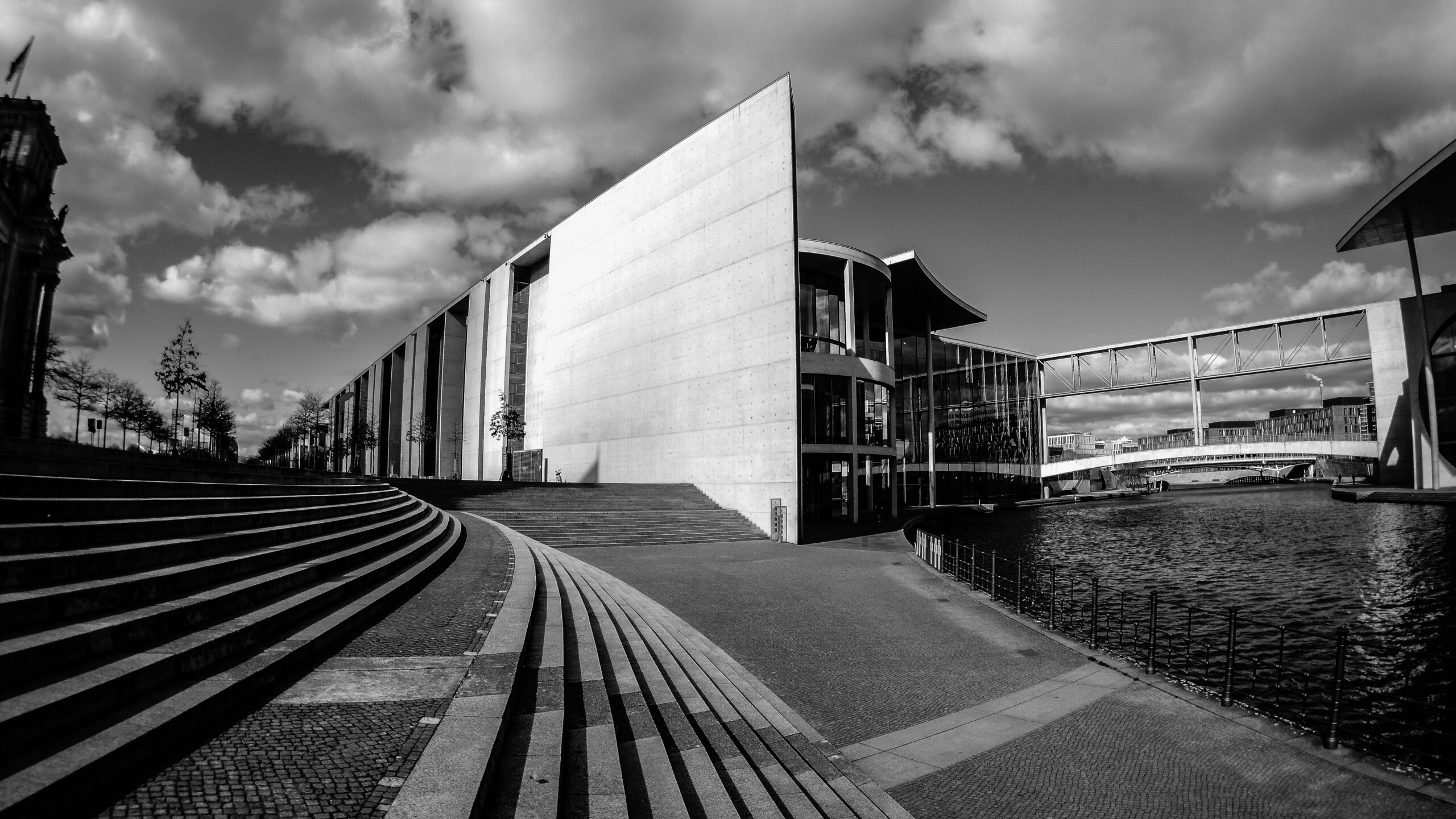 Entdecken Sie das Paul-Löbe-Haus, ein Meisterwerk moderner Architektur und Arbeitsstätte der deutschen Demokratie. Erfahren Sie mehr über seine Funktion, Geschichte und architektonische Besonderheiten.