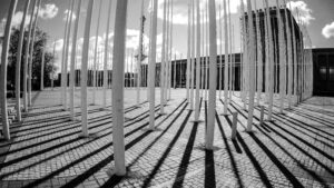 Entdecken Sie das Berliner Messegelände und das ikonische ICC, zwei bedeutende Orte für internationale Messen, Konferenzen und kulturelle Veranstaltungen. Ein Beitrag über Architektur, Geschichte und moderne Nutzung.