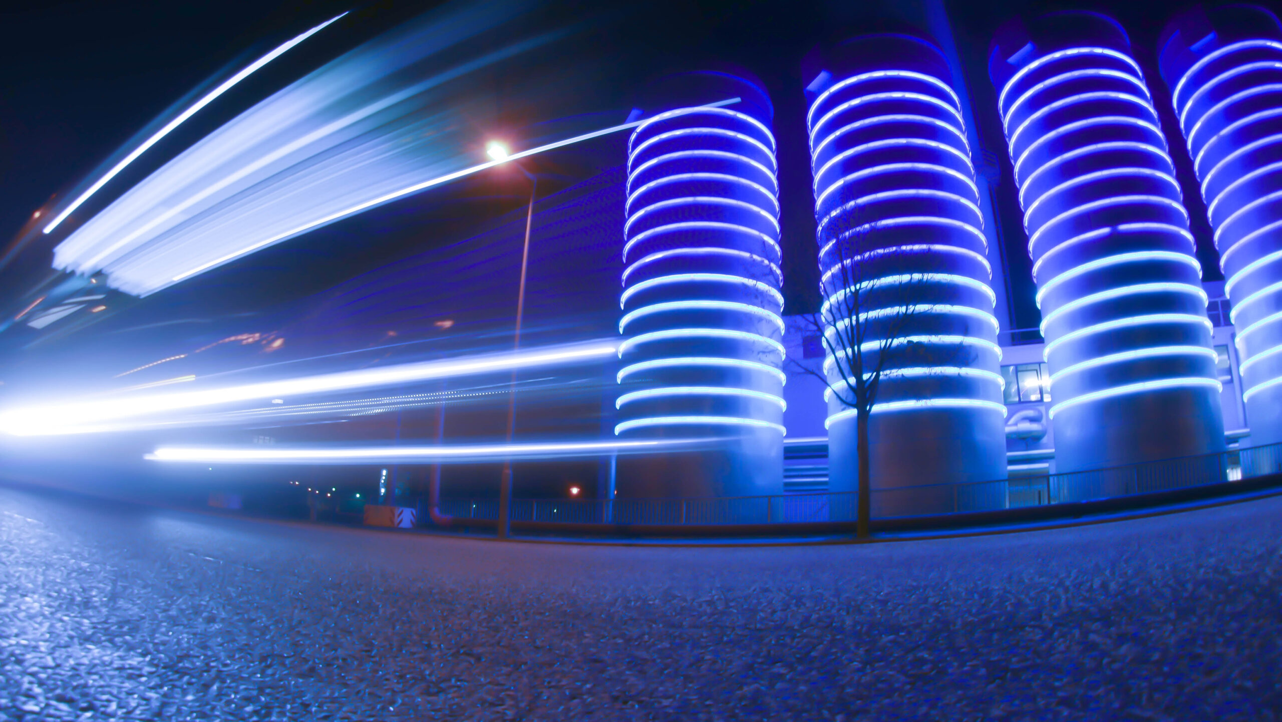 Entdecken Sie die faszinierende Welt der Lichtkunst in der Fotografie. Von Zoomburst über Langzeitbelichtung bis hin zu Bewegungsunschärfen – erfahren Sie, wie diese kreativen Techniken gewöhnliche Szenen in beeindruckende Kunstwerke verwandeln.